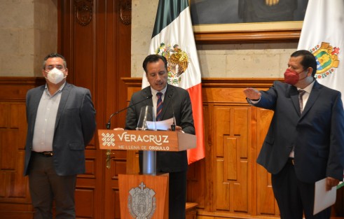Este lunes, el gobernador Cuitláhuac García Jiménez nombró y tomó protesta a Evaristo Ovando Ramírez como nuevo titular de la Secretaría de Desarrollo Agropecuario, Rural y Pesca (SEDARPA), en sustitución de Eduardo Cadena Cerón, quien renunció por motivos personales. 