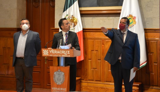 Este lunes, el gobernador Cuitláhuac García Jiménez nombró y tomó protesta a Evaristo Ovando Ramírez como nuevo titular de la Secretaría de Desarrollo Agropecuario, Rural y Pesca (SEDARPA), en sustitución de Eduardo Cadena Cerón, quien renunció por motivos personales. 