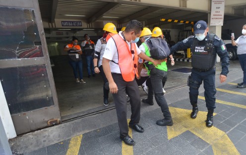 Autoridades estatales de Veracruz participaron en el Macro-Simulacro Nacional 2021, que se realiza de manera simultánea en los distintos municipios de la entidad. 