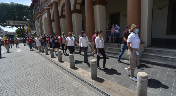 Autoridades estatales de Veracruz participaron en el Macro-Simulacro Nacional 2021, que se realiza de manera simultánea en los distintos municipios de la entidad. 