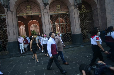 El gobernador Cuitláhuac García Jiménez encabezó el simulacro de las oficinas de palacio de gobierno en la ciudad de Xalapa.