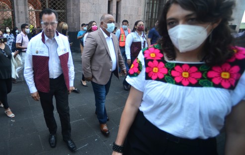 El gobernador Cuitláhuac García Jiménez encabezó el simulacro de las oficinas de palacio de gobierno en la ciudad de Xalapa.