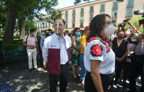 El gobernador Cuitláhuac García Jiménez encabezó el simulacro de las oficinas de palacio de gobierno en la ciudad de Xalapa.