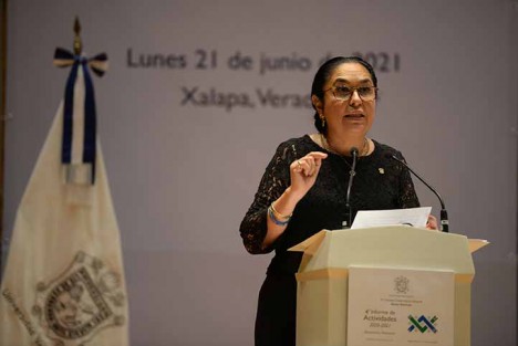 La rectora de la Universidad Veracruzana (UV), Sara Ladrón de Guevara, rindió su IV Informe de Actividades, el cual marca el final de su gestión al frente de esta casa de estudios, y en su mensaje al Consejo Universitario General (CUG) señaló que, para ella, ha sido el más alto honor de su vida encabezar ocho años de defensa de la Universidad y de su Autonomía. 