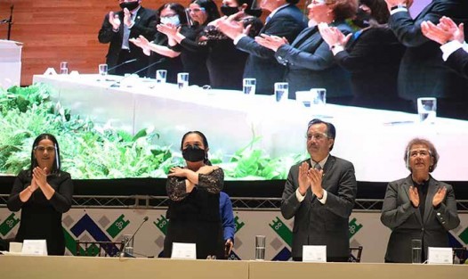 Sara Ladrón de Guevara saludó el compromiso decidido del Gobernador con la institución y destacó que gracias al apoyo del Ejecutivo estatal, <em>universitario distinguido que respondió a la lucha emprendida por nuestra comunidad ante gobiernos corruptos que antecedieron al suyo, tenemos las finanzas saneadas</em>. 