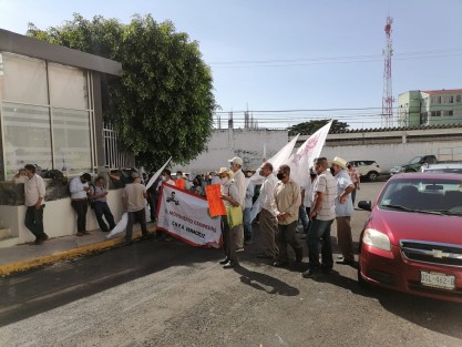 Integrantes del Movimiento Campesino Plan de Ayala Siglo XXI, provenientes de Álamo Temapache, y liderados por Ezequiel Flores Rodríguez, se manifestaron este martes afuera de las oficinas de la Secretaría de Infraestructura y Obras Públicas (SIOP), para reclamar obras carreteras y la construcción de puentes. 