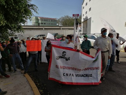 Integrantes del Movimiento Campesino Plan de Ayala Siglo XXI, provenientes de Álamo Temapache, y liderados por Ezequiel Flores Rodríguez, se manifestaron este martes afuera de las oficinas de la Secretaría de Infraestructura y Obras Públicas (SIOP), para reclamar obras carreteras y la construcción de puentes. 