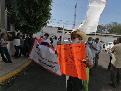 Los inconformes solicitaron solicitaron una audiencia con el titular de la dependencia estatal, Helio Hernández Gutiérrez, pues aseguran que desde 2019 les prometió obras para esa organización y a la fecha no les han cumplido.   