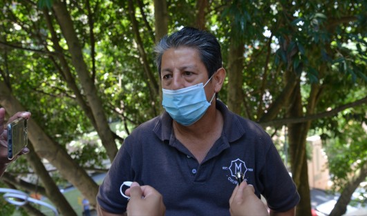 Comerciantes del parque Juárez de Xalapa denunciaron que han sufrido robos, como ejemplo el señor Roberto Aguilar, a quien la madrugada de este lunes abrieron la puerta trasera de su negocio para robar herramientas y dinero en efectivo. 