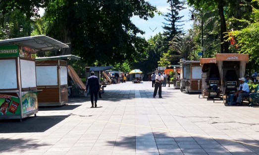 Al menos cinco robos en los últimos seis meses han sufrido los propietarios de las casetas del parque Benito Juárez en Xalapa. Por ello solicitaron a las autoridades apoyo en la vigilancia de sus puestos por las noches, en que ellos deben retirarse con la incertidumbre de qué será de su patrimonio. 