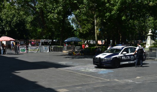 Ante el llamado de auxilio de los comerciantes, una patrulla de la Policía Municipal se plantó en el parque para vigilar que nadie robe nada. La pregunta es si también salen de trabajar a las 9 de la noche, igual que los vendedores. 