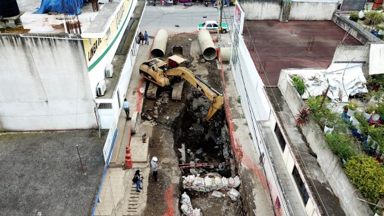 Con un avance del 40 por ciento, el colector División del Norte emplea a más de 60 obreros que laboran con herramientas manuales, retroexcavadoras, excavadoras y camiones de volteo. Se prevé que esté concluido en noviembre y los beneficios inmediatos estarán reflejados en materia de salud y protección civil.