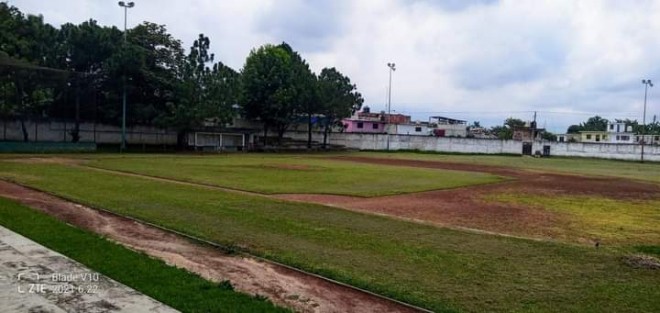 La Dirección de Fomento Deportivo del Ayuntamiento de Teocelo, Ver., en coordinación con personal de Parques y Jardines, realizaron el corte de pasto y limpieza en el campo de béisbol de la Unidad Deportiva Raúl Olmos Martínez, con el objetivo de mantener en óptimas condiciones las instalaciones para la práctica del deporte.