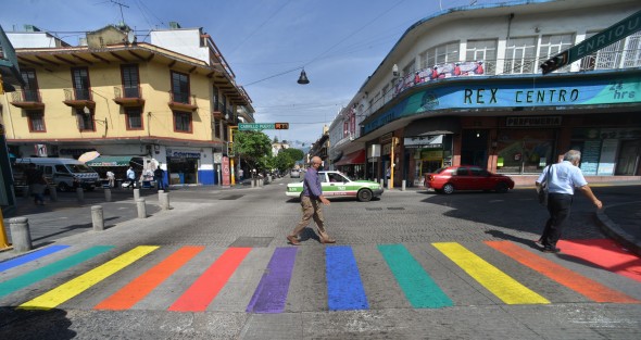 El paso peatonal de la calle Enríquez fue pintado de arcoiris lo que a muchos transeúntes desconcertó pero a otros tantos le agradó y hasta se tomaban fotos.