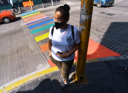 El paso peatonal de la calle Enríquez fue pintado de arcoiris lo que a muchos transeúntes desconcertó pero a otros tantos le agradó y hasta se tomaban fotos.