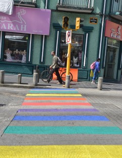 El paso peatonal de la calle Enríquez fue pintado de arcoiris lo que a muchos transeúntes desconcertó pero a otros tantos le agradó y hasta se tomaban fotos.