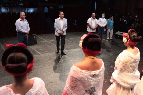El Ballet Folklórico de Casa de Cultura de Teocelo, recibió  la visita del Gobernador del Estado, Ing. Cuitláhuac García Jiménez y del Secretario de Gobierno, Ing. Eric Patrocinio Cisneros Burgos, en los ensayos en el Teatro del Estado, de cara a las Celebraciones de los 200 años de los Tratados de Córdoba, el próximo 24 de Agosto.