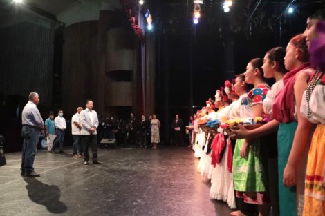 El Ballet Folklórico de Casa de Cultura de Teocelo, recibió  la visita del Gobernador del Estado, Ing. Cuitláhuac García Jiménez y del Secretario de Gobierno, Ing. Eric Patrocinio Cisneros Burgos, en los ensayos en el Teatro del Estado, de cara a las Celebraciones de los 200 años de los Tratados de Córdoba, el próximo 24 de Agosto.
