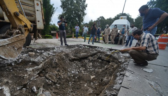Luego del reporte de hundimiento del concreto en la avenida Adolfo Ruiz Cortines, personal de la Comisión Municipal de Agua y Saneamiento (CMAS) de Xalapa inició las reparaciones. 