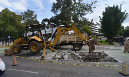 Luego del reporte de hundimiento del concreto en la avenida Adolfo Ruiz Cortines, personal de la Comisión Municipal de Agua y Saneamiento (CMAS) de Xalapa inició las reparaciones. 