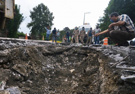 Luego del reporte de hundimiento del concreto en la avenida Adolfo Ruiz Cortines, personal de la Comisión Municipal de Agua y Saneamiento (CMAS) de Xalapa inició las reparaciones. 