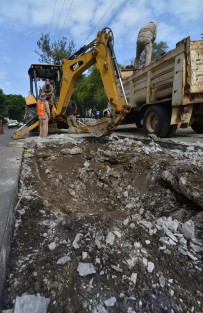 Luego del reporte de hundimiento del concreto en la avenida Adolfo Ruiz Cortines, personal de la Comisión Municipal de Agua y Saneamiento (CMAS) de Xalapa inició las reparaciones.