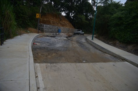 En el abandono quedó la obra de pavimentación de la avenida Los Pinos de la colonia Veracruz de la ciudad de Xalapa. Vecinos del lugar dijeron que las autoridades municipales sólo comentaron que están en espera de unos tubos para agua, y que hasta entonces se reanudarán los trabajos.