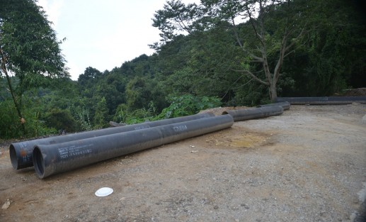 En el abandono quedó la obra de pavimentación de la avenida Los Pinos de la colonia Veracruz de la ciudad de Xalapa. Vecinos del lugar dijeron que las autoridades municipales sólo comentaron que están en espera de unos tubos para agua, y que hasta entonces se reanudarán los trabajos.