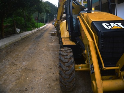 En el abandono quedó la obra de pavimentación de la avenida Los Pinos de la colonia Veracruz de la ciudad de Xalapa. Vecinos del lugar dijeron que las autoridades municipales sólo comentaron que están en espera de unos tubos para agua, y que hasta entonces se reanudarán los trabajos.
