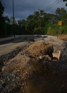 En el abandono quedó la obra de pavimentación de la avenida Los Pinos de la colonia Veracruz de la ciudad de Xalapa. Vecinos del lugar dijeron que las autoridades municipales sólo comentaron que están en espera de unos tubos para agua, y que hasta entonces se reanudarán los trabajos.