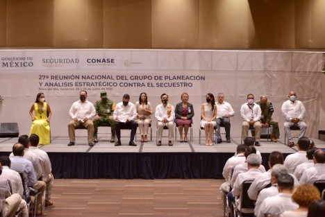 A la inauguración del evento asistieron el subsecretario de Seguridad y Protección Ciudadana, Ricardo Mejía Berdeja; el titular de la CONASE, Víctor Hugo Enríquez García; la presidenta del Tribunal Superior de Justicia del Estado, magistrada Isabel Inés Romero Cruz, y el director de la UECS Veracruz, Rodolfo Astudillo Medina; entre otras autoridades civiles y mandos militares y navales en la entidad.