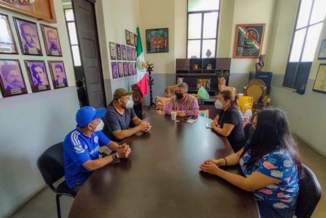El alcalde de Teocelo, Mario Antonio Chama Díaz, encabezó las actividades de atención ciudadana donde se trataron temas de Desarrollo Urbano y Agua Potable. Con la presencia del la Síndica Municipal, Zayra del Carmen Martínez y la Secretaria del Ayuntamiento, Trinidad Martínez Larios, instruyeron a personal del H. Ayuntamiento de Teocelo para reforzar las medidas sanitarias en la Semana Estatal Preventiva Contra la Tercera Ola, implementada por las autoridades sanitarias estatales por decreto del Gobernador Ing. Cuitláhuac García Jiménez. 