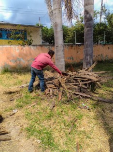 Trabajadores de Servicios Generales  del ayuntamiento, continúan con la limpieza y remoción de basura en canchas y áreas de esparcimiento de nuestro municipio, con el objetivo de mantenerlas limpias y en óptimas condiciones para la práctica del deporte.


