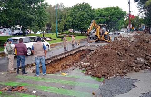 Con las  lluvias de esta mañana los avances que habían logrado en los trabajos del socavón tuvieron que reiniciar desde cero  y todo el material que utilizaron se lo llevó el agua, lo que deja claro que no hay una estrategia de trabajo y que serán varios días de trabajo.