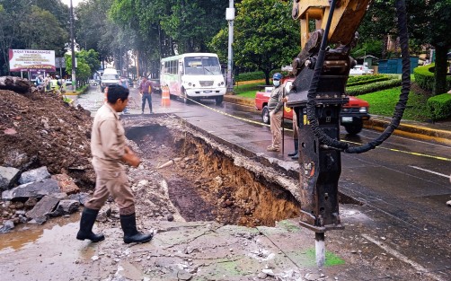 Con las  lluvias de esta mañana los avances que habían logrado en los trabajos del socavón tuvieron que reiniciar desde cero  y todo el material que utilizaron se lo llevó el agua, lo que deja claro que no hay una estrategia de trabajo y que serán varios días de trabajo.