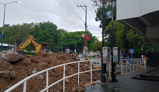 Con las  lluvias de esta mañana los avances que habían logrado en los trabajos del socavón tuvieron que reiniciar desde cero  y todo el material que utilizaron se lo llevó el agua, lo que deja claro que no hay una estrategia de trabajo y que serán varios días de trabajo.