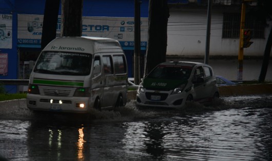Sobre retorno de la avenida Xalapa esquina con Ruiz Cortines se sigue encharcando el agua debido a que las atarjeas siguen llenas de hojas y lodo;  luego se preguntan por qué se hacen los socavones.