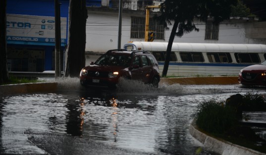 Sobre retorno de la avenida Xalapa esquina con Ruiz Cortines se sigue encharcando el agua debido a que las atarjeas siguen llenas de hojas y lodo;  luego se preguntan por qué se hacen los socavones.