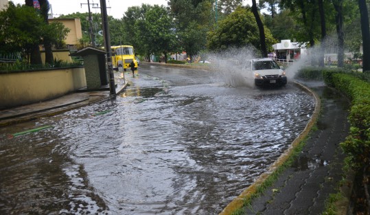 Otras de las tantas problemáticas que tendrá que resolver la administración entrante  es la acumulación de agua que hay sobre la ciclovía de Ruiz Cortines frente a un conocido restaurante.