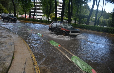 Otras de las tantas problemáticas que tendrá que resolver la administración entrante  es la acumulación de agua que hay sobre la ciclovía de Ruiz Cortines frente a un conocido restaurante.