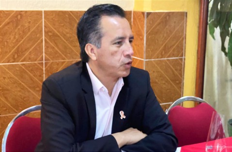 El Gobernador Cuitláhuac García Jiménez informó que el próximo lunes iniciará la vacunación anti covid-19 para el sector de 40 a 49 años en las ciudades de Xalapa y Veracruz, ya que se recibió un lote suficiente para ello y que son las  zonas con mayor incremento de contagios. 