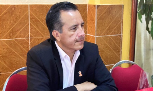 El Gobernador Cuitláhuac García Jiménez informó que el próximo lunes iniciará la vacunación anti covid-19 para el sector de 40 a 49 años en las ciudades de Xalapa y Veracruz, ya que se recibió un lote suficiente para ello y que son las zonas con mayor incremento de contagios. 