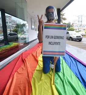 En la ciudad de Xalapa, se realizó la primera marcha Lenchotransmarica para exigir respeto a los derechos humanos y un alto a los crímenes de odio y visibilidad a la comunidad LGBTTTIQ+ marchando desde el teatro del Estado y hasta la plaza Lerdo.