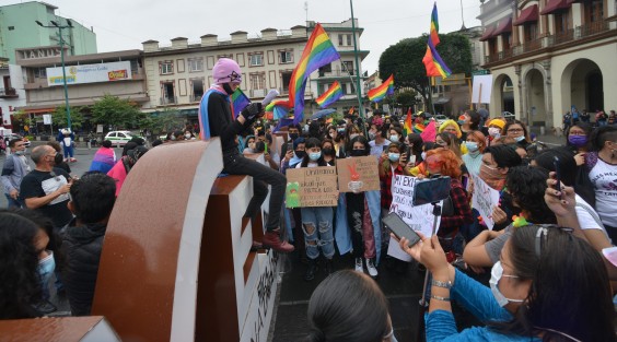 En la ciudad de Xalapa, se realizó la primera marcha Lenchotransmarica para exigir respeto a los derechos humanos y un alto a los crímenes de odio y visibilidad a la comunidad LGBTTTIQ+ marchando desde el teatro del Estado y hasta la plaza Lerdo.