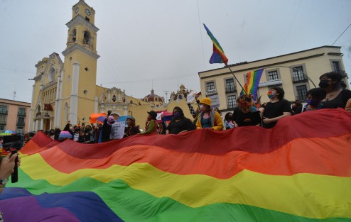 En la ciudad de Xalapa, se realizó la primera marcha Lenchotransmarica para exigir respeto a los derechos humanos y un alto a los crímenes de odio y visibilidad a la comunidad LGBTTTIQ+ marchando desde el teatro del Estado y hasta la plaza Lerdo.