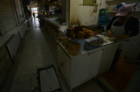 Este lunes inició la regularización de cédulas de concesión para los 148 locatarios del Mercado Adolfo Ruiz Cortines, de la ciudad de Xalapa, más conocido como <em>La Rotonda</em>. 
