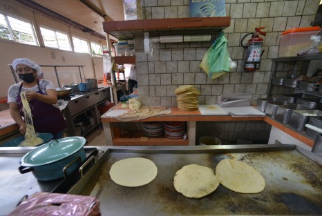 La remodelación del mercado iniciaría hasta el año próximo; a decir de los locatarios no se les ha informado de la fecha precisa. Los comerciantes piden apoyo a autoridades para controlar el comercio informal en los alrededores y tolerancia para sus clientes que se estacionan en la zona. 