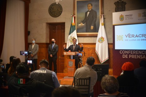 En conferencia de prensa, el gobernador Cuitláhuac García informó sobre la estrategia de reactivación económica en el Estado, a través de los programas de SEFIPLAN, SEDESOL y SEDECOP. 