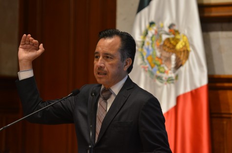 El mandatario estatal enfatizó que la prioridad es una inversión que traiga consigo empleos, con piso parejo a los empresarios que ven una oportunidad en Veracruz. Aquí destacó las facilidades que significará en temas de impuestos el Corredor Interoceánico del Istmo de Tehuantepec, así como una importante inversión en Tierra Blanca, que la Secretaría de Economía dará a conocer en próximos días.