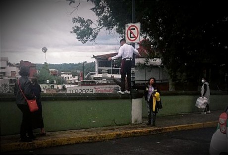 Comerciantes de la zona de Xallitic, así como peatones, lograron impedir que un joven con intenciones suicidas se lanzara del puente, presuntamente por problemas familiares. 